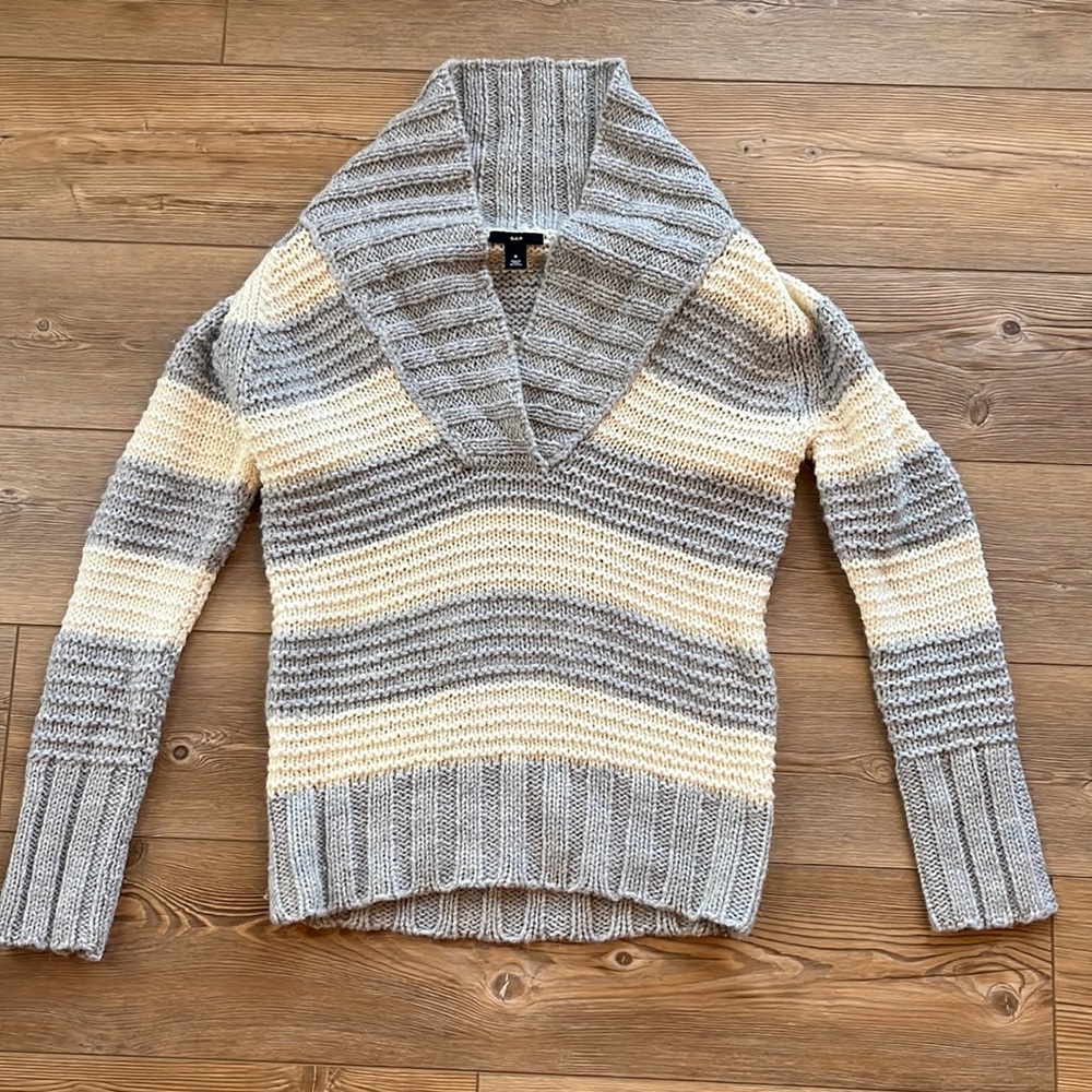 Gap sweater